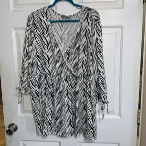 🦋 ABSOLUTELY FAMOUS White, Black Gray Smock Style V-neck Top NWT 3X